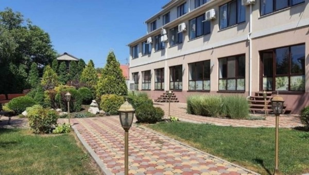 Окремо розташована 4-поверхова будівля 1613 м² під бізнес-центр
