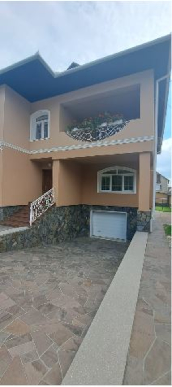 Будинок 240 м² на 9 сотках із видом на Карпати