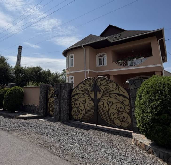 Будинок 240 м² на 9 сотках із видом на Карпати